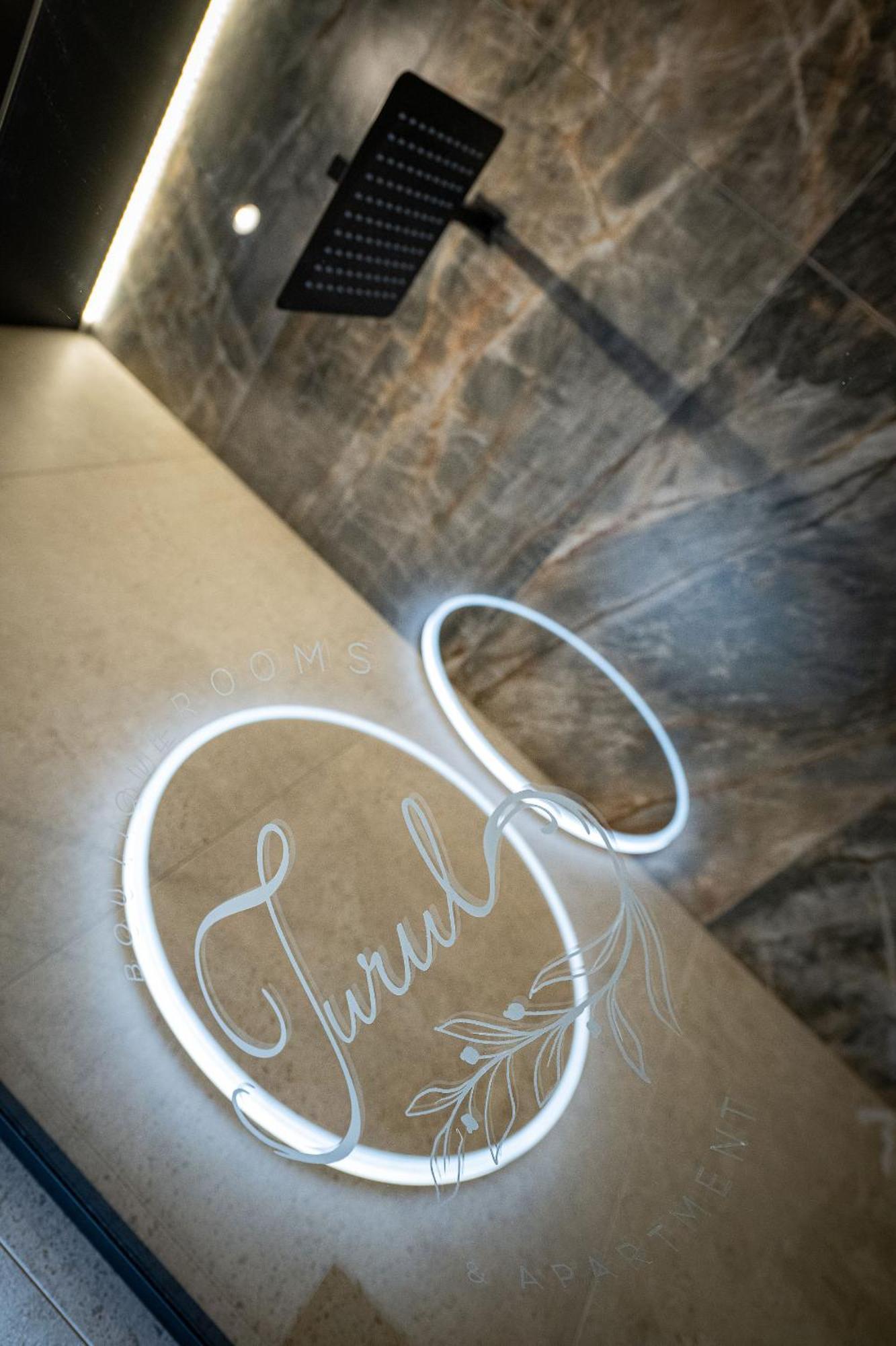 Turul Boutique Rooms & Apartment Сарваш Экстерьер фото